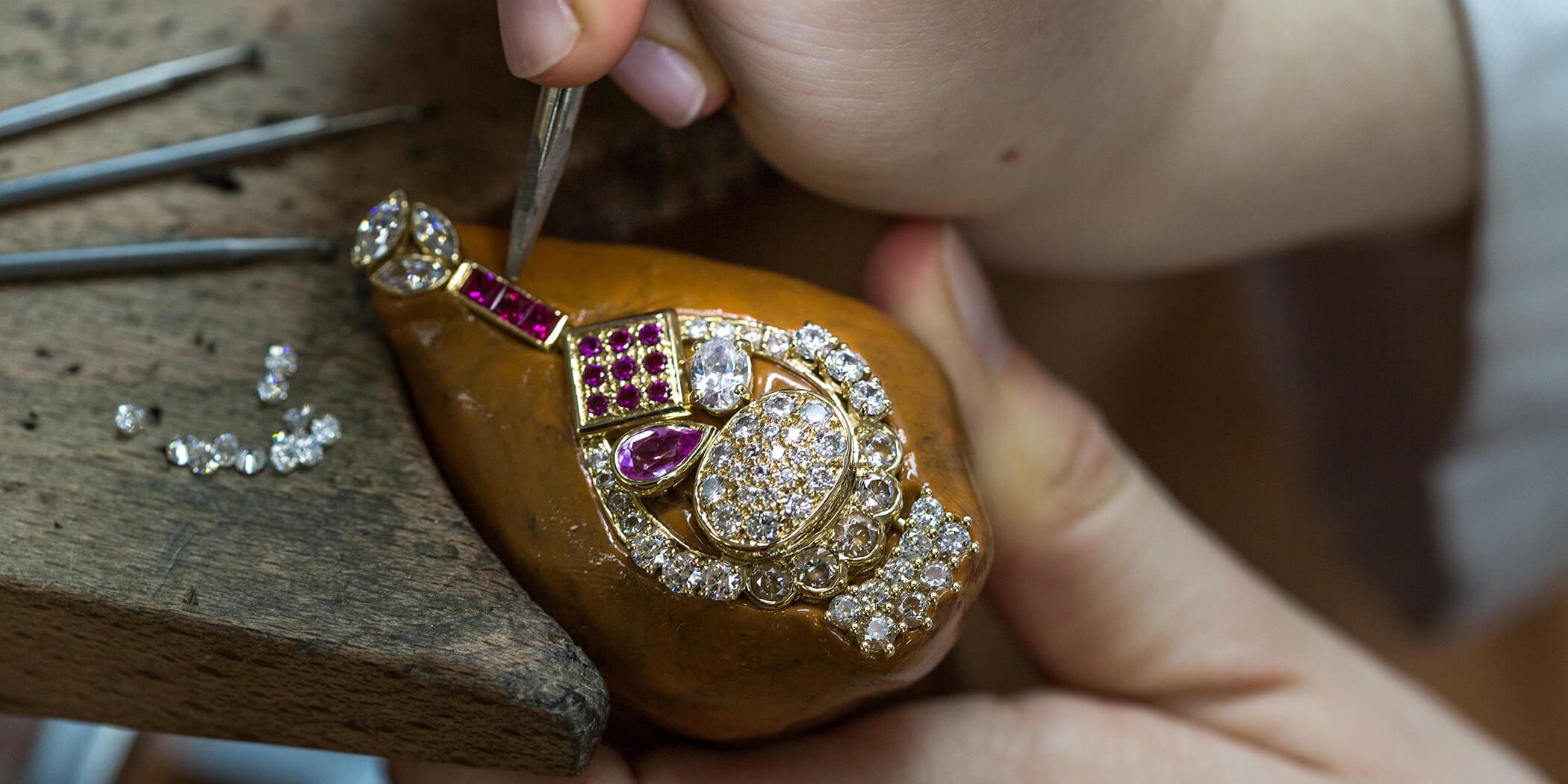 cap-art-et-techniques-de-la-bijouterie-option-sertissage-formation_HEJ