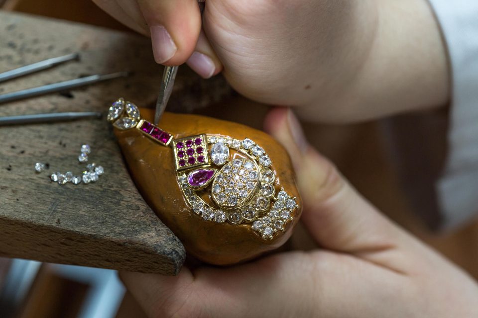 cap-art-et-techniques-de-la-bijouterie-option-sertissage-formation_HEJ